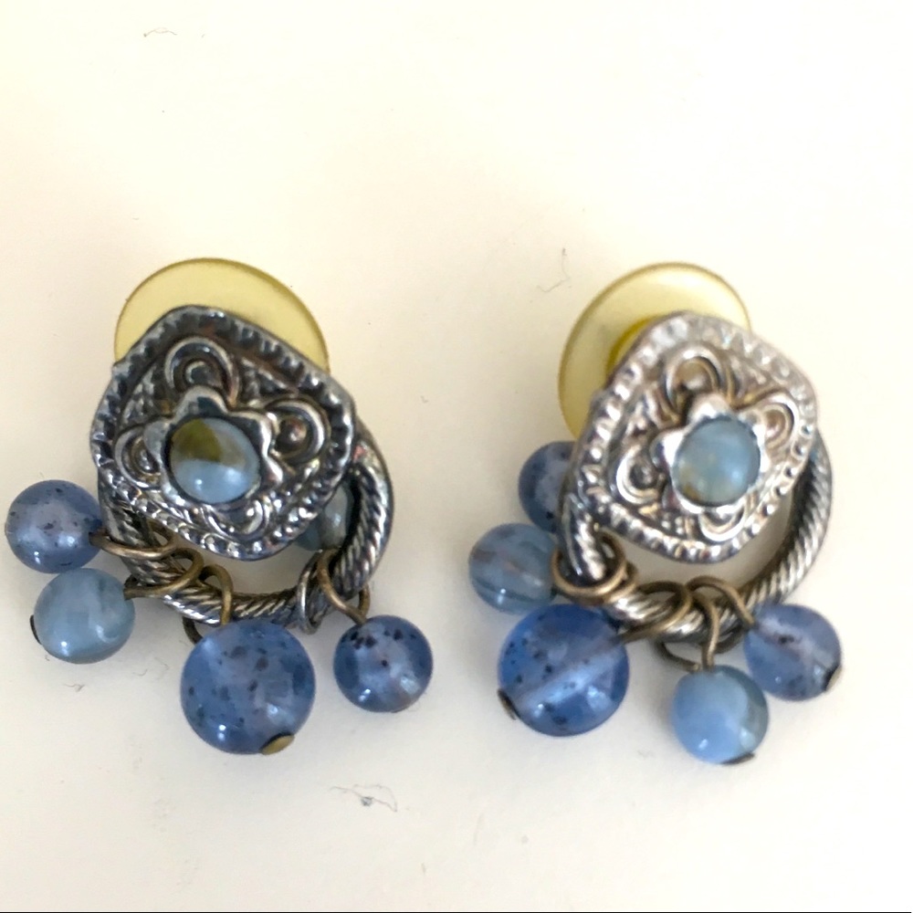 Pierced earrings with blue stone